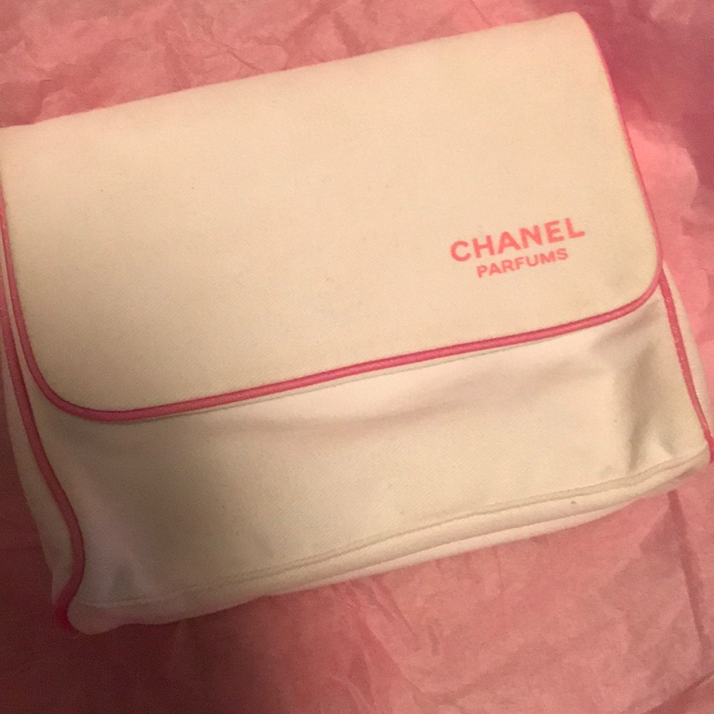 Gently used CHANEL Parfums makeup bag 💄